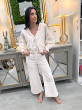 Load image into Gallery viewer, White/Tan Stitching Denim Jeans