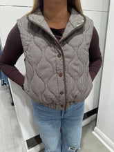 Load image into Gallery viewer, Beige Houndstooth Quilted Vest (THML)