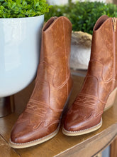 Load image into Gallery viewer, MIA Tan Wax Clorinda Boot