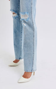 Light HW Distressed 90’s Straight Jean