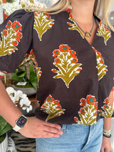 Load image into Gallery viewer, Brown Floral Detail SS V-Neck Top (THML)