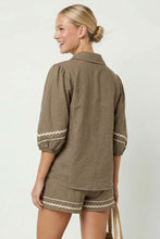 Load image into Gallery viewer, Sable Contrast Trim Puff Slv Linen Blouse