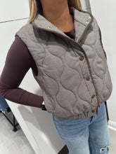 Load image into Gallery viewer, Beige Houndstooth Quilted Vest (THML)