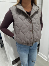 Load image into Gallery viewer, Beige Houndstooth Quilted Vest (THML)