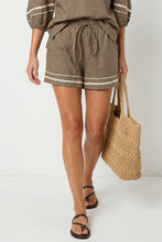 Load image into Gallery viewer, Sable Contrast Trim Linen Shorts