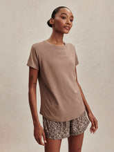 Load image into Gallery viewer, Varley Saskia Seamless Longline Tee- Pine Bark