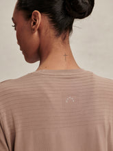 Load image into Gallery viewer, Varley Saskia Seamless Longline Tee- Pine Bark