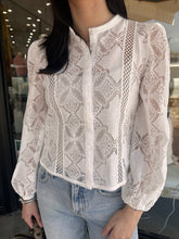 Load image into Gallery viewer, Off White Lace LS Button Top