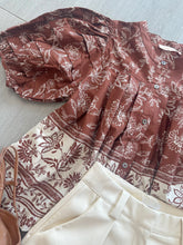 Load image into Gallery viewer, Brown/Cream Printed Puff Slv Top