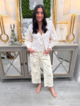 Load image into Gallery viewer, Cream Rose Printed Denim Jeans
