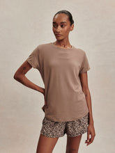 Load image into Gallery viewer, Varley Saskia Seamless Longline Tee- Pine Bark
